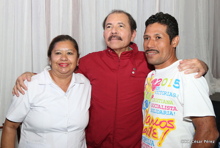 Compa&ntilde;ero Gustavo Porras con Daniel, Rosario y Trabajador@s